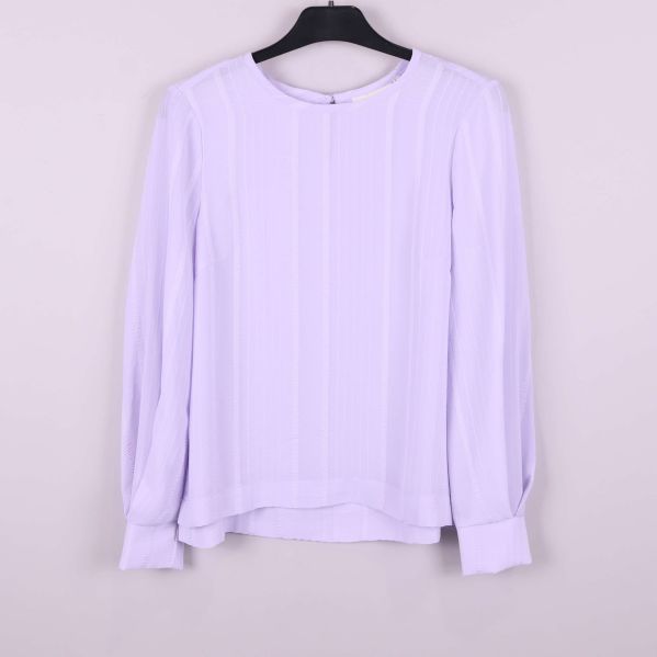 Framsida av ljuslila långärmad blus på galge