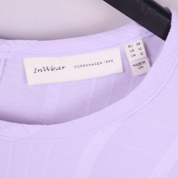 InWear-märke vid halsringning på ljuslila blus