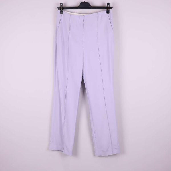 Ljuslila byxor med vida ben och pressveck framifrån