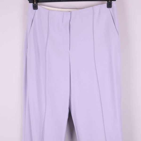 Närbild på byxans midja och överdel