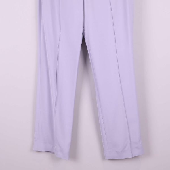 Avslut och nederdel på ljuslila byxor med raka ben