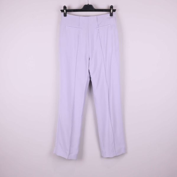 Ljuslila byxor bakifrån med två dekorativa fickor