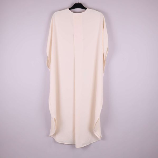 Baksida av lös och rak krämvit kaftan