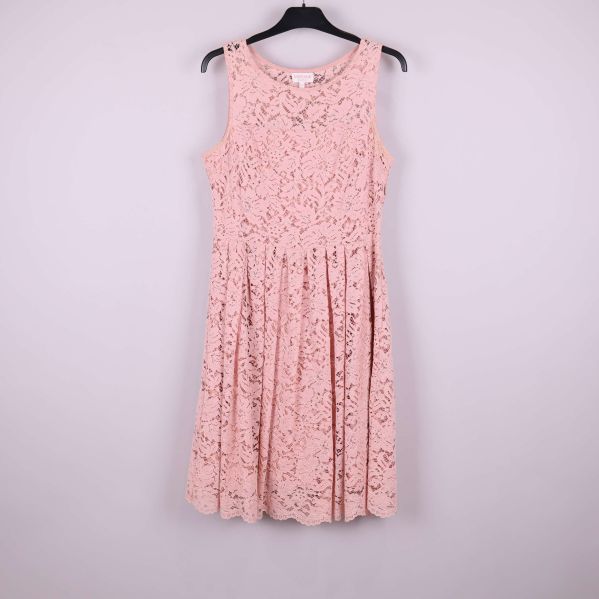 Rosa ärmlös klänning med spets och veckad kjol