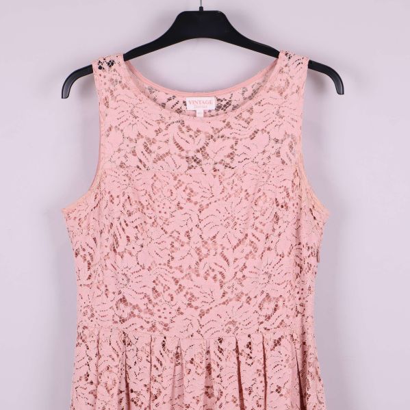Övre del av rosa klänning i spetsmönster