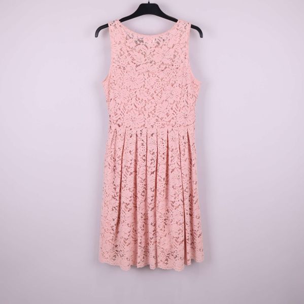 Rosa spetsklänning visad bakifrån på galge