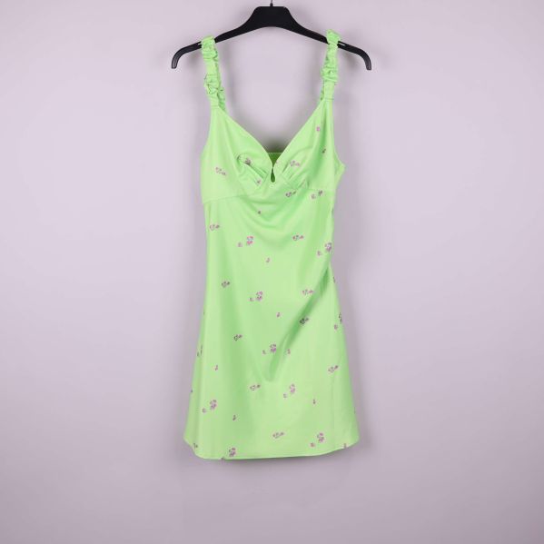 Ljusgrön miniklänning med små lila blommor och rynkade axelband