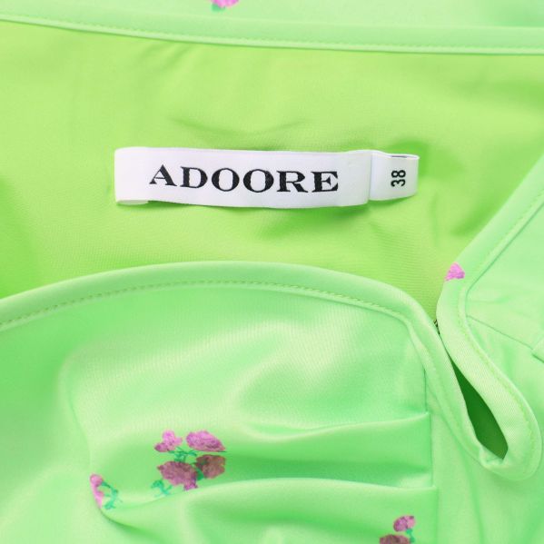Märkesetikett inuti klänning med texten ADOORE och storlek S
