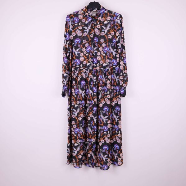 Lång klänning med färgglada blommor och skjortkrage