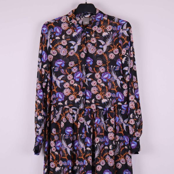 Detaljer av överdelen och långa ärmar på klänning