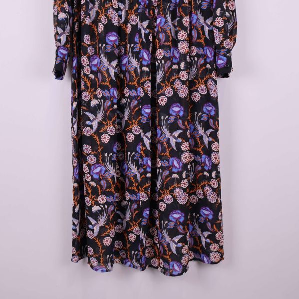 Nederdel av lång klänning med livligt blommönster