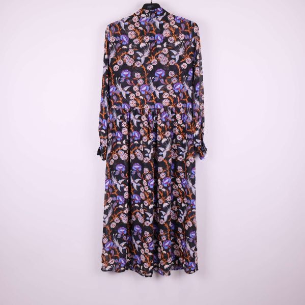 Baksidan av lång klänning med blommönster och långa ärmar