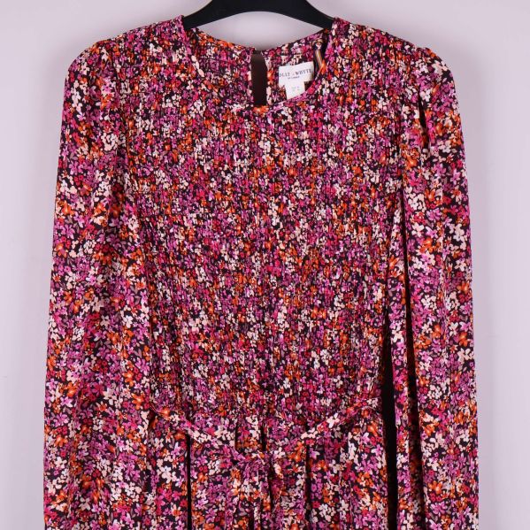 Överdel på klänning med smockat liv och detaljer