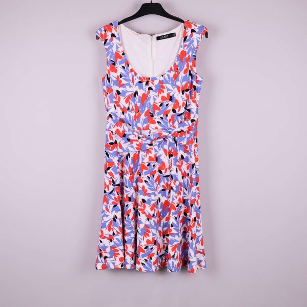 Ärmlös klänning med färgglatt blommönster mot ljus bakgrund