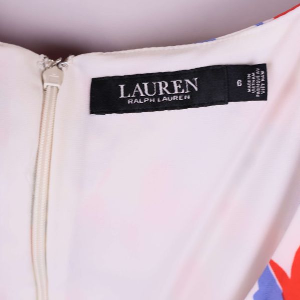 Närbild på etikett med texten Lauren Ralph Lauren