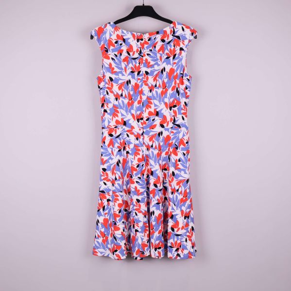 Baksidan av klänningen visar dragkedja och mönster