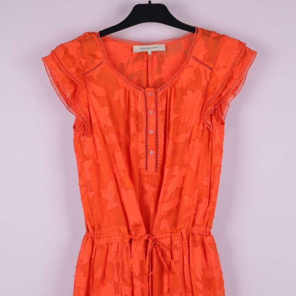 Övre del av orange klänning med knappslå framtill