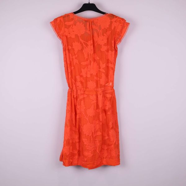 Baksidan av orange klänning med strukturmönster och knytband