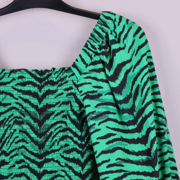 Närbild på zebramönstret och smockat tyg