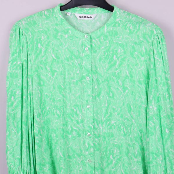 Framdel av blus med knappar och strukturmönster