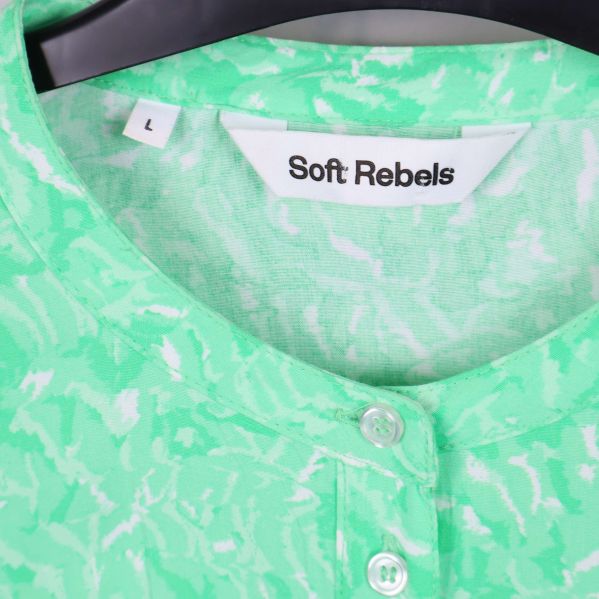 Närbild på Soft Rebels logotyp i nacken