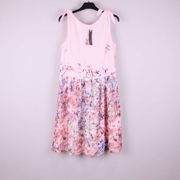 Ljusrosa klänning med färgglatt blommigt kjolparti på galge
