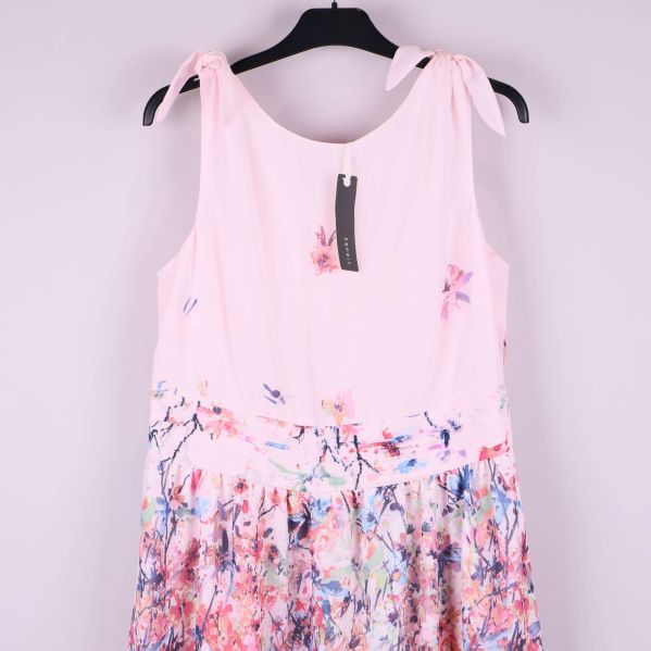 Detaljbild på klänningens övre del med knytband