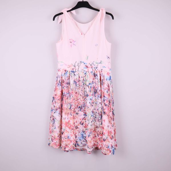 Baksidan av rosa klänning med blommigt mönster och knytband