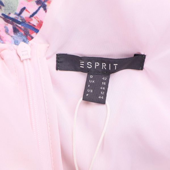Närbild på Esprit-etikett och storlek 42 i klänningen