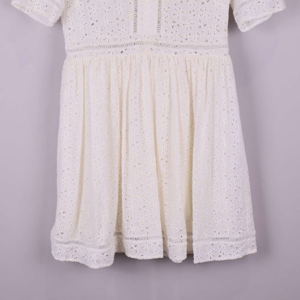 Närbild på kjolens brodyr och nederkant