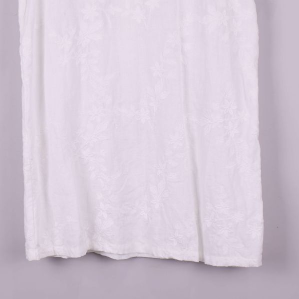 Närbild på klänningens nederdel med strukturmönster