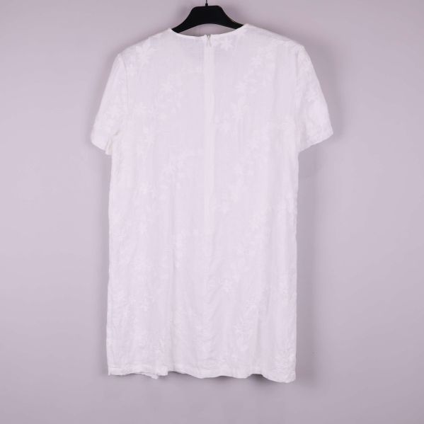 Baksidan av vit klänning med struktur i tyget