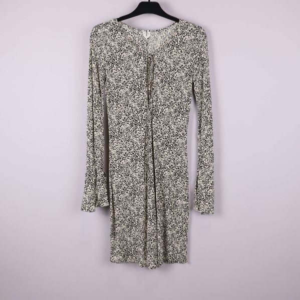 Kort blommönstrad klänning med långa ärmar och knyt framtill