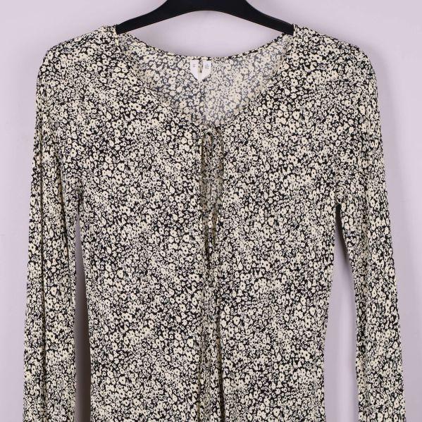 Överdel av blommig klänning med knyt och rund hals