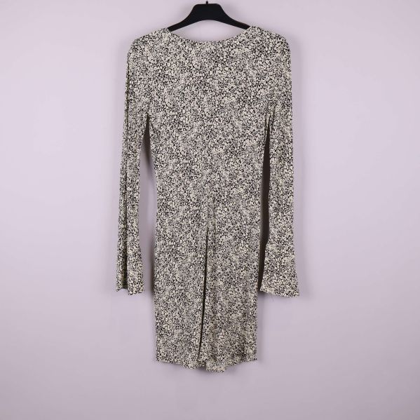 Baksidan av blommig klänning med lång ärm