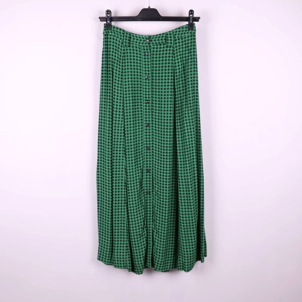 Framifrån: lång rutmönstrad kjol