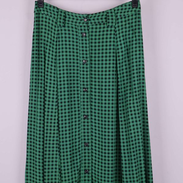 Detalj av knappslå framtill