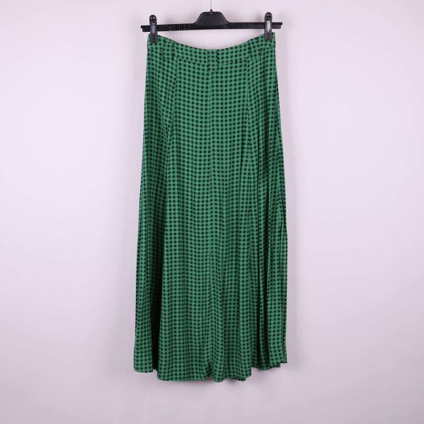 Baksida: rutmönstrad grön kjol