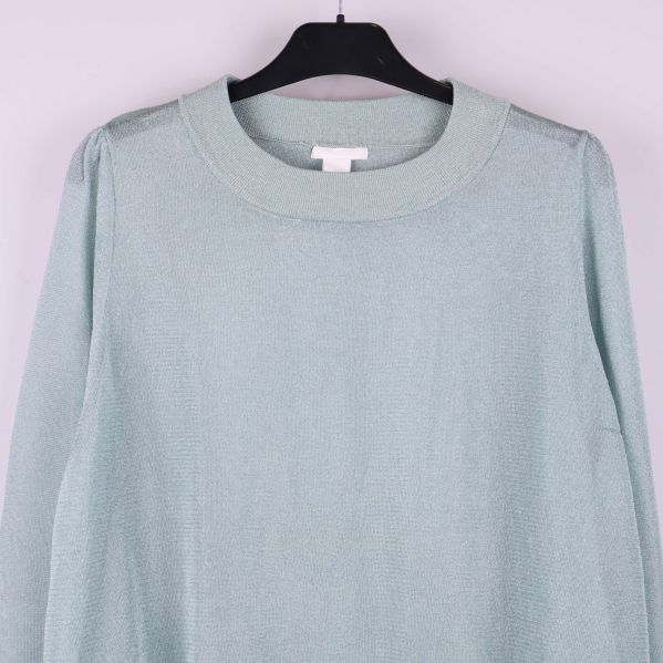 Närbild på tröjans krage och axlar