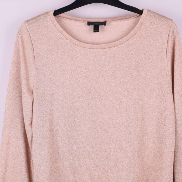 Närbild av tröjans framsida och halsringning