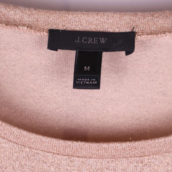 Närbild på J.Crew-märke och storlekslapp M i tröjan