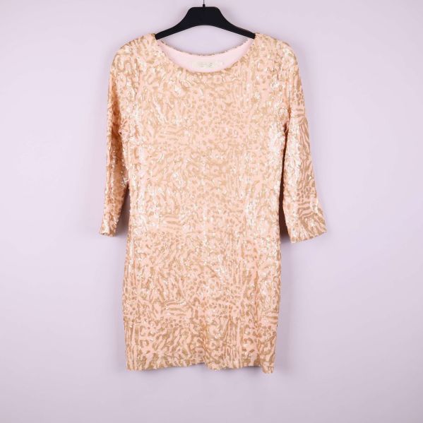 Paljettklänning med mönster och trekvartsärm framifrån på galge