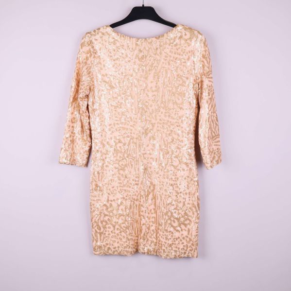 Baksida av beige paljettklänning, trekvartsärm på galge