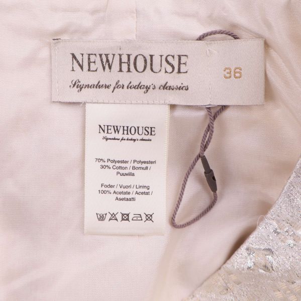 Närbild av inneretikett med materialinfo samt storlekslapp 36