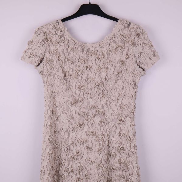 Övre delen av klänningen med rund hals och korta ärmar