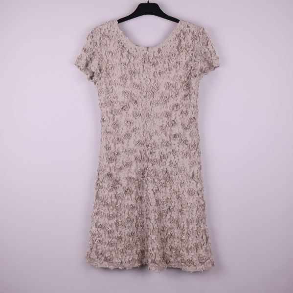 Klänning med tredimensionellt blommönster, visad framifrån på galge