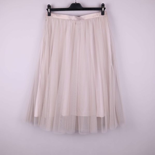 Tyllkjol sedd bakifrån på galge mot ljus bakgrund