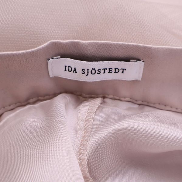 Närbild på namnetikett Ida Sjöstedt i kjolens midja