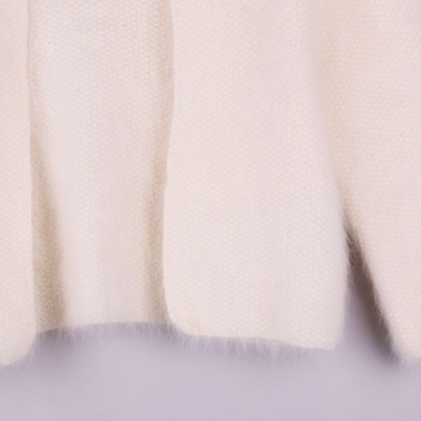 Närbild på koftans nederkant med mjuka fibrer