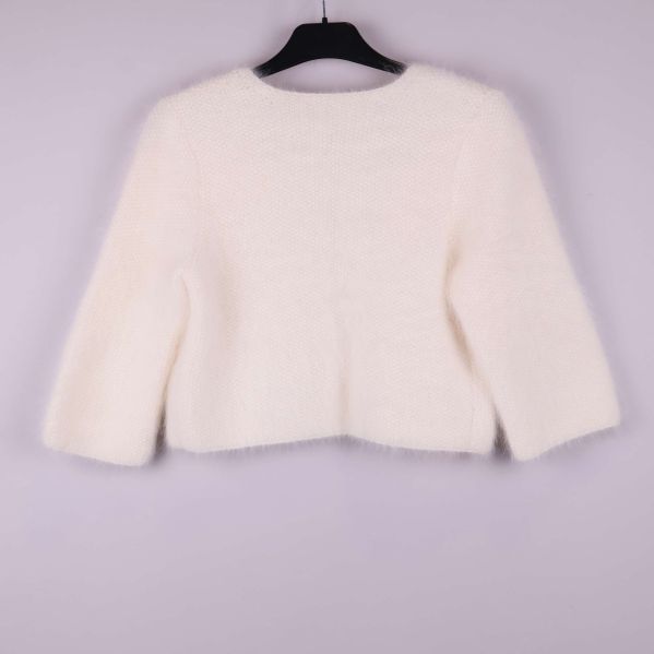 Kort vit kofta med öppen front bakifrån